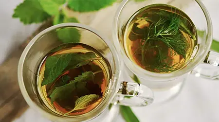 Green Tea Rinse: Antioxidants support scalp health and improve hair strength.